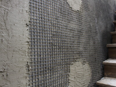 Aplicación del mortero S&P ARMO-crete® w sobre la malla de fibra de carbono S&P ARMO-mesh® en edificio histórico.